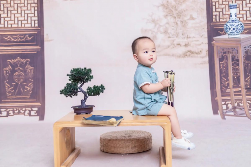 黔南宝宝边吃奶边挣扎烦躁